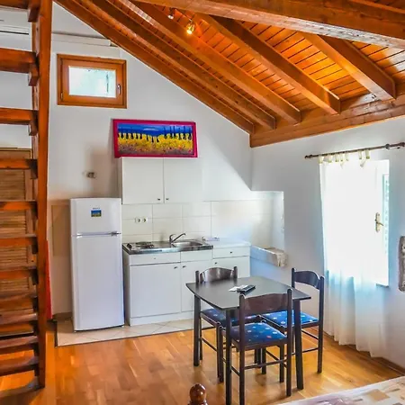 Loriana Apartment *